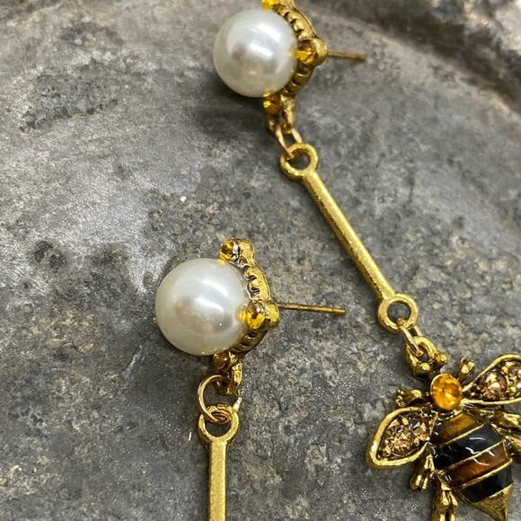 NEW Bee’s Day Off Dangle Earrings - Picture 14 of 15
